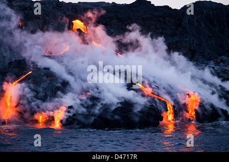 La lave pahoehoe découlant de Kilauea a atteint l'océan Pacifique près de Kalapana, Big Island, Hawaii. Banque D'Images