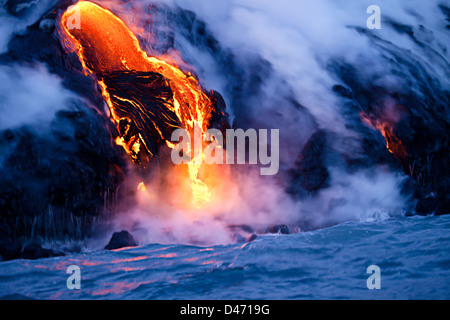 La lave pahoehoe découlant de Kilauea a atteint l'océan Pacifique près de Kalapana, Big Island, Hawaii. Banque D'Images