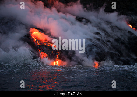 La lave pahoehoe découlant de Kilauea a atteint l'océan Pacifique près de Kalapana, Big Island, Hawaii. Banque D'Images