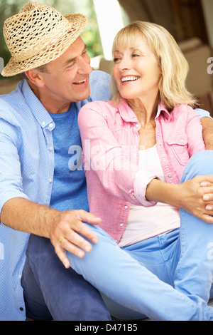 Senior Couple Sitting Outside House Banque D'Images
