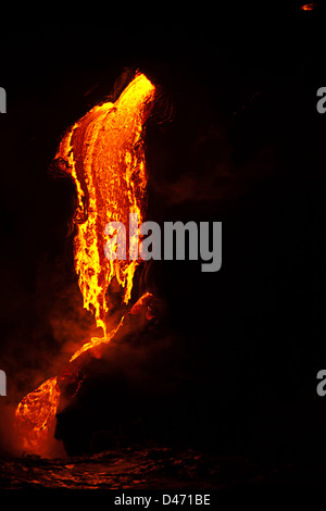 Dans l'obscurité précédant l'aube lave pahoehoe découlant de Kilauea atteint l'océan Pacifique près de Kalapana, Big Island, Hawaii. Banque D'Images