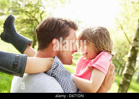 Jeu de père avec son champ en été Banque D'Images