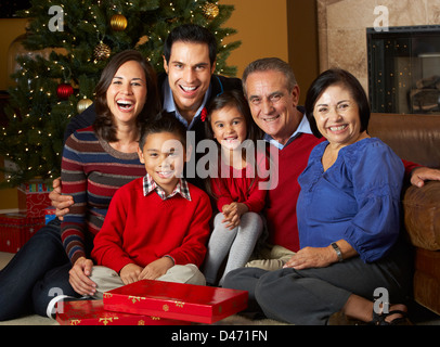 Multi Generation Family in front of Christmas Tree Banque D'Images
