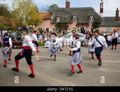 Morris dancing in country village Shottisham, Suffolk, Angleterre Banque D'Images