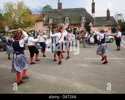 Morris dancing in country village Shottisham, Suffolk, Angleterre Banque D'Images