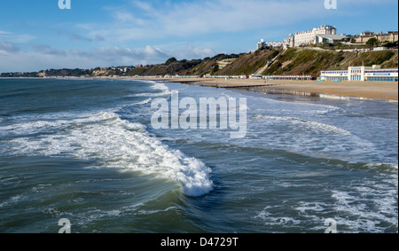 La plage de Bournemouth, à l'Ouest et les falaises, la baie de Poole, Dorset, England, UK. Banque D'Images