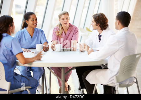 Le personnel médical de l'hôpital moderne en pleine discussion dans Canteen Banque D'Images