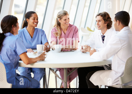 Le personnel médical de l'hôpital moderne en pleine discussion dans Canteen Banque D'Images