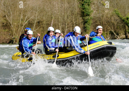 Les jeunes touristes avec un guide pratique du rafting dans la rivière Sella dans un bateau gonflable dans les Asturies, en Espagne. Banque D'Images