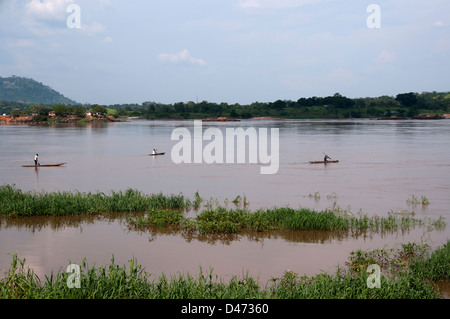 République centrafricaine. Août 2012. Bangui. Les garçons dans des canots de pêche sur la rivière Oubangui Banque D'Images