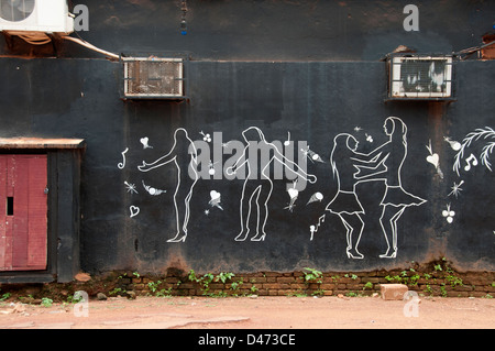 République centrafricaine. Août 2012. Bangui. Silhouette de danseurs peint sur le mur d'une discothèque Banque D'Images