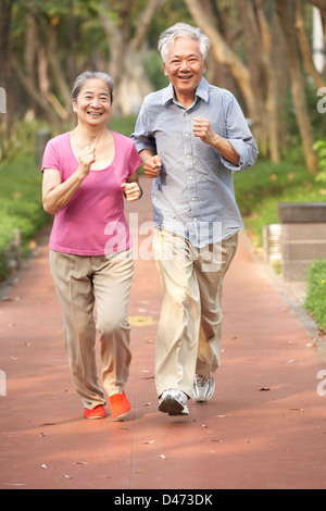 Chinois Senior Couple Jogging In Park Banque D'Images