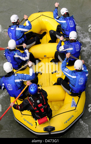 Les jeunes touristes avec un guide pratique du rafting dans la rivière Sella dans un bateau gonflable dans les Asturies, en Espagne. Banque D'Images