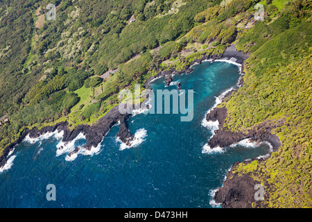 Une vue aérienne de Waianapanapa State Park et c'est plage de sable noir, Hana, Maui, Hawaii. Banque D'Images