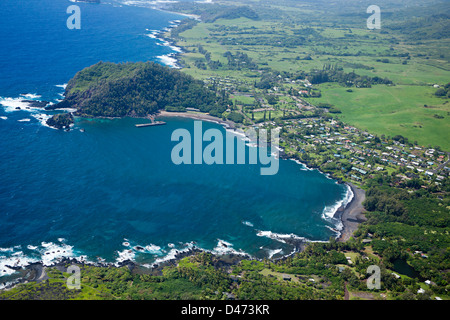 Hana Bay sur la côte nord-est de Maui et de la ville de Hana, Maui, Hawaii. Banque D'Images