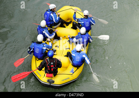 Les jeunes touristes avec un guide pratique du rafting dans la rivière Sella dans un bateau gonflable dans les Asturies, en Espagne. Banque D'Images