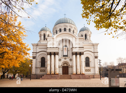 Kaunas Lituanie - Saint Michel Archange l'église ou l'église de garnison à la fin de Laisvės alėja, à l'automne Banque D'Images