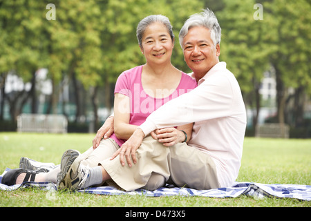 Chinois Senior Couple Relaxing In Park Ensemble Banque D'Images