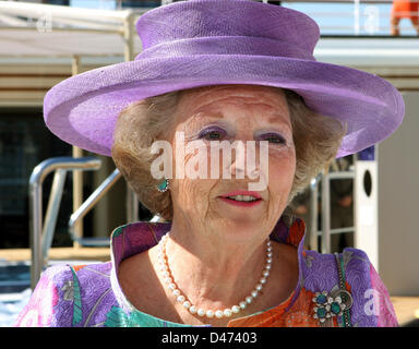 La Reine Beatrix des Pays-Bas est photographié pendant le baptême du bateau de croisière MS Eurodam, le plus récent navire de la Holland America Line, à Rotterdam, Pays-Bas, 01 juillet 2008. Le navire peut accueillir plus de 2000 passagers et a été baptisé par la Reine Beatrix. Photo : Patrick van Katwijk Banque D'Images