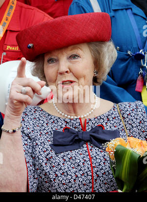 La Reine Beatrix des Pays-Bas visite ville industrielle de Ras Laffan au Qatar le 10 mars 2011. La visite Nakilat Damen Shipyards, Qatar et Shell Pearl GTL. La Reine a également assisté à la signature d'un protocole d'entente entre Ras Laffan et le port de Rotterdam. Les Royals néerlandais sont sur une visite d'Etat de deux jours au Qatar. Photo : Patrick van Katwijk Banque D'Images