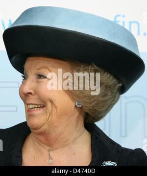 La Reine Beatrix des Pays-Bas à l'ouverture officielle de la rénové Ministère des finances à La Haye, Pays-Bas, 12 mars 2009. Architecte Jeroen van Schooten a donné à la construction d'un nouveau visage moderne et représentative avec un jardin d'hiver, atrium et une façade double peau. Photo : Albert Philip van der Werf (Pays-Bas) Banque D'Images