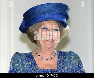 La Reine Beatrix des Pays-Bas visite le château du prince électeur ('Kurfuerstliches Schloss') à Bad Arolsen, en Allemagne, le 3 juillet 2008. Une exposition sur son arrière grand-mère, la Princesse Emma de Waldeck et Pyrmont, a été exposé au château. Photo : Patrick van Katwijk Banque D'Images