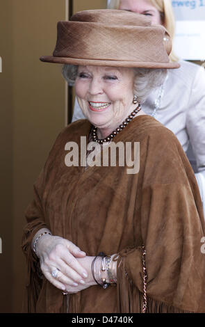 La Reine Beatrix des Pays-Bas s'ouvre le nouveau bâtiment de Cito à Arnhem, aux Pays-Bas, le 29 mars 2011. Cœur de métier de Cito est de développer et d'effectuer des examens et tests pour l'éducation et la pratique professionnelle. Le CITO organise également des cours de formation, fournit des conseils et de l'examen de la qualité de l'éducation. Photo : Albert Philip van der Werf Pays-bas OUT Banque D'Images