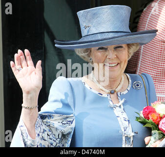 La Reine Beatrix des Pays-Bas arrive pour l'ouverture de l'exposition 'MAxima, 10 ans aux Pays-Bas' à Apeldoorn, aux Pays-Bas, le 7 mai 2011. L'exposition présente les faits saillants de la princesse Maxima au cours des 10 dernières années en tant que Princesse des Pays-Bas en affichant des images et ses vêtements. La princesse Maxima a 40 ans le 17 mai. Photo : Patrick van Katwijk Banque D'Images