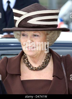 La Reine Beatrix des Pays-Bas s'ouvre le nouveau bâtiment de l'Office central des statistiques (CBS) à La Haye, Pays-Bas, 8 octobre 2008. La SOCIÉTÉ CANADIENNE DU SANG recueille et traite les données afin de publier des statistiques sur la politique, la science et les entreprises. Photo : Patrick van Katwijk Banque D'Images