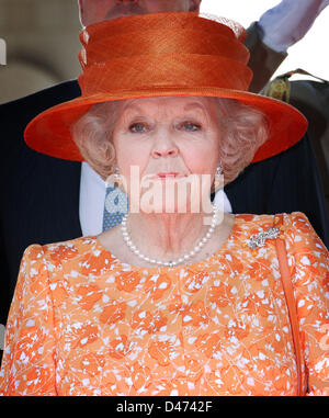 La Reine Beatrix arrive à l'aéroport de muscat et sont accueillis par le Sultan Qaboos bin Said Al Said à l'Al Alam Palace à Muscat, Oman, 10 janvier 2012. La Reine Beatrix apporte une visite d'État au Brésil du 10 au 12 janvier. Photo : Patrick van Katwijk Banque D'Images