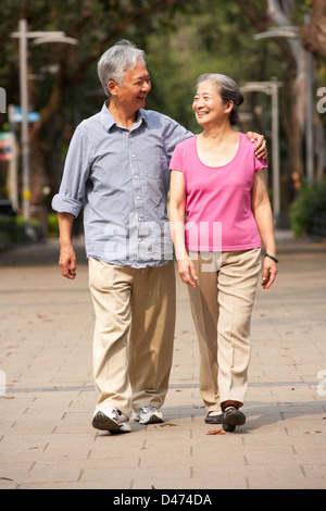 Chinois Senior Couple Walking in Park Banque D'Images