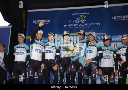 Treviso, Italie. 6 mars 2013. Tirreno Adriatico un océan à l'autre race, l'étape 1. L'équipe Omega Pharma-Quick Step célèbre sur le podium. Credit : Action Plus de Sports / Alamy Live News Banque D'Images