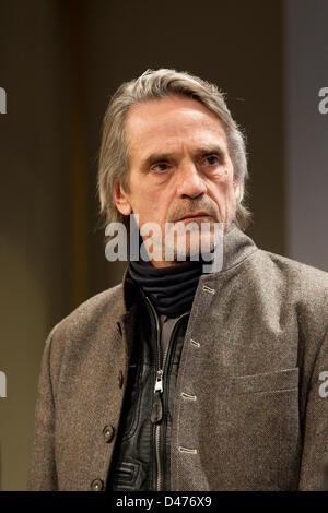 Oscar du meilleur acteur et producteur exécutif et le narrateur du documentaire "Trashed" M. Jeremy Irons Banque D'Images