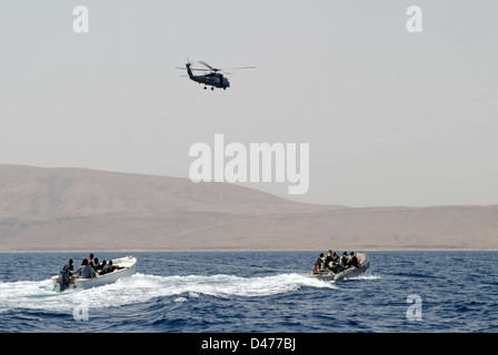 Une visite, un conseil, une équipe de recherche et de saisie de l'USS Anzio remorque une yole avec sept marins somaliens vers la rive Banque D'Images