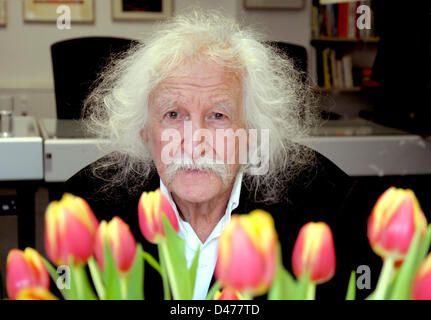 Peintre hollandais Peter Royen se trouve derrière le buquet de tulipes au cours d'un événement de vente de sa main unique signé d'art de 1948 à 1953 à Duesseldorf, Allemagne, 2 mars 2013. Royen célèbre son 90e anniversaire le 28 mai 2013. Photo : Horst Ossinger Banque D'Images