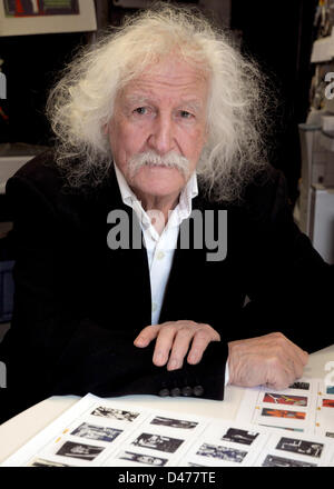 Peintre hollandais Peter Royen est assis à une table lors d'un événement de vente de sa main unique signé d'art de 1948 à 1953 à Duesseldorf, Allemagne, 2 mars 2013. Royen célèbre son 90e anniversaire le 28 mai 2013. Photo : Horst Ossinger Banque D'Images