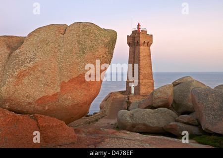 France, Bretagne, Côtes d'Armor (22), cotes de Granit Rose, Ploumanac'h, Squewel fin et dire Ruz Lighthouse Banque D'Images