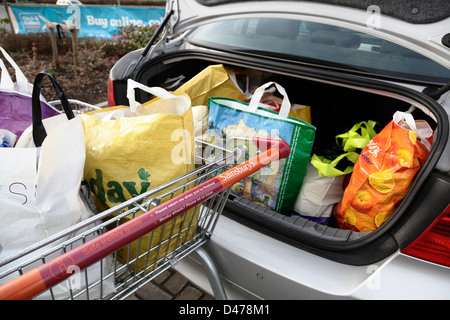 Les sacs dans un panier et Sainsbury's car boot, Ecosse, Royaume-Uni Banque D'Images