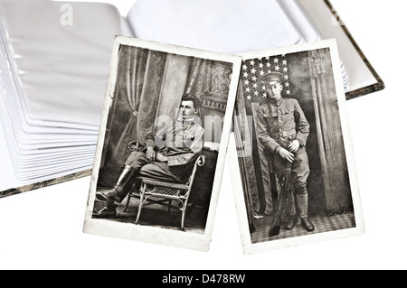 Deux anciennes images d'un homme en uniforme avec un album photo. Banque D'Images