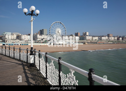 La roue de Brighton sur la plage de Brighton à partir de la jetée Banque D'Images