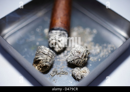 Fumeurs Cendres d'un cigare dans un cendrier en métal style industriel. Banque D'Images