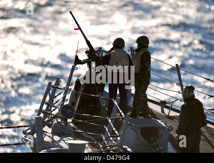 Maintenir une vigie des marins tout en participant à une simulation de transit du détroit Banque D'Images