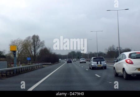 M11, Essex, UK Huhne/Pryce speed camera . . Mar 7, 2013 La vitesse caméra sur le M11 southbound qui avait capturé la voiture de Chris Huhne (ancien secrétaire d'État à l'énergie et du changement climatique et des libéraux démocrates MP pour Eastleigh) excès de vitesse. Monsieur le rapporteur s'est adressé aux tribunaux de refuser publiquement l'accusation, avant d'admettre sa culpabilité. Son ex-femme Vicky Pryce a plaidé non coupable de pervertir le cours de la justice en prenant les points de pénalité pour Huhne en 2003, sur l'état matrimonial de la coercition. Pryce a maintenant été trouvé coupable de pervertir le cours de la justice et sera condamné à une date ultérieure. Pic Banque D'Images