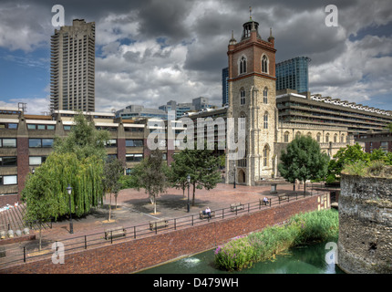 Le Barbican Centre à Londres est l'un des plus populaires et célèbres exemples d'architecture brutaliste dans le monde. Banque D'Images