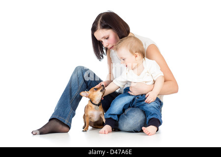 Mère, baby boy and dog isolé sur fond blanc Banque D'Images