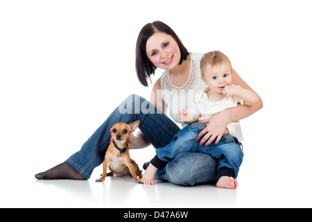 Mère, baby boy and dog isolé sur fond blanc Banque D'Images