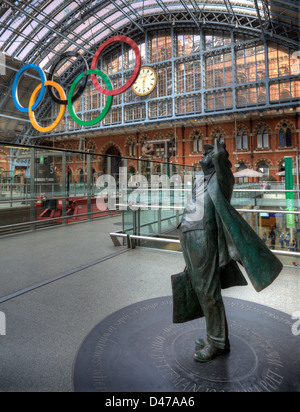 La Sculpture Betjeman debout à St Pancras gare à Londres Banque D'Images