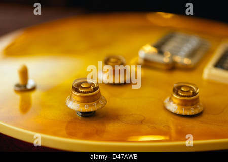 Boutons de style traditionnel Top-Hat sur une guitare électrique sur mesure. Banque D'Images