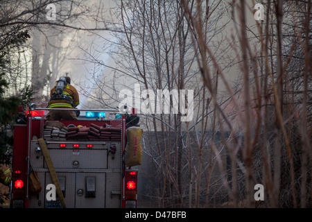 Un pompier utilise un canon pour mettre de l'eau sur l'incendie d'une maison en Fernley Nevada Banque D'Images