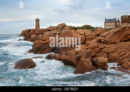 France, Bretagne, Côtes d'Armor (22), cotes de Granit Rose, Ploumanac'h, Squewel fin et dire Ruz Lighthouse Banque D'Images